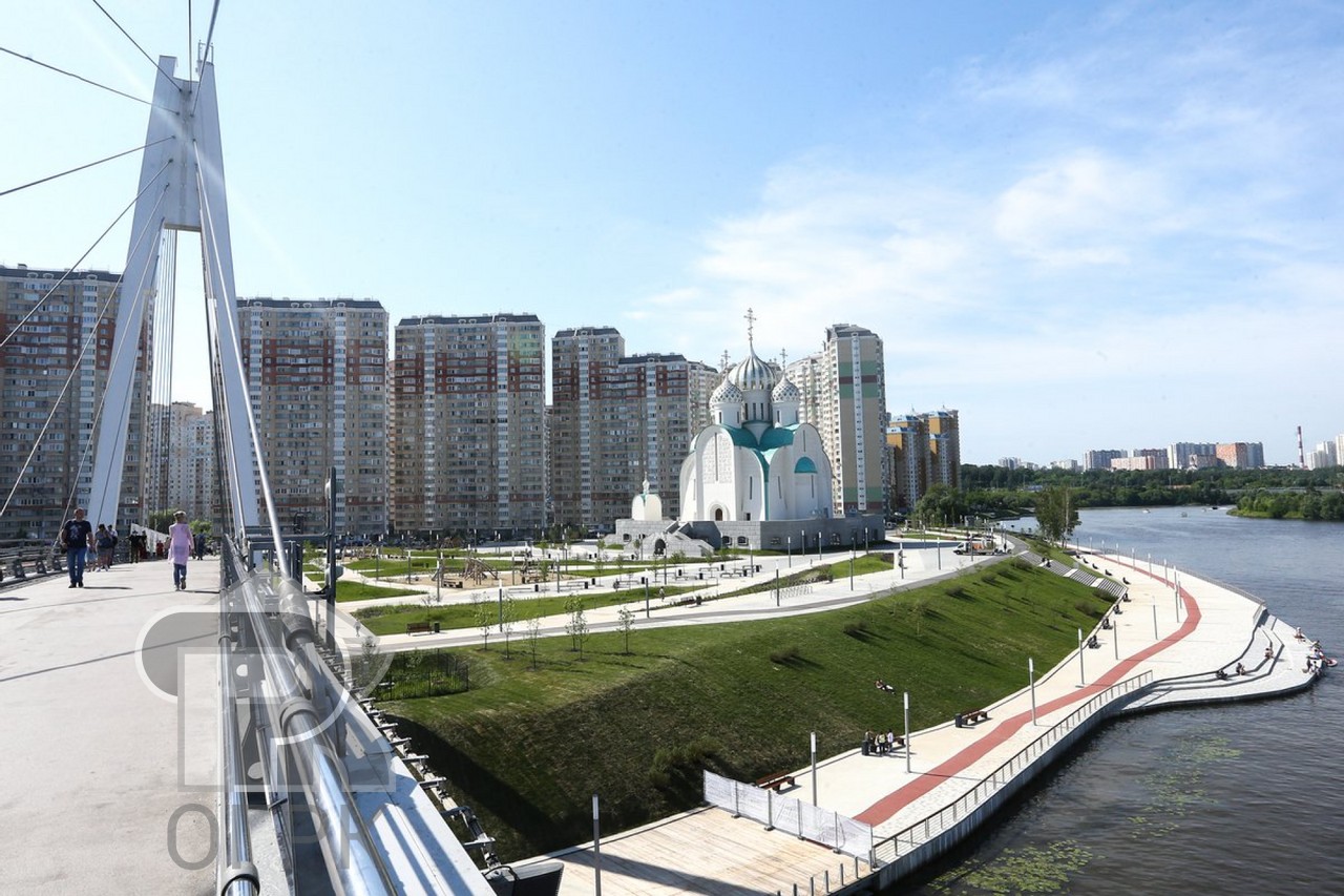 Красногорск показать город. Павшинская Пойма Красногорск парк. Павшинская Пойма набережная. Мост Павшинская Пойма Красногорск. Набережная Пойма Красногорск.